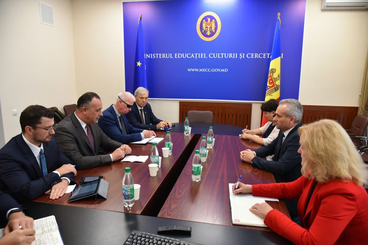 Dr. Banks cu Ministrul Educației și Cercetării